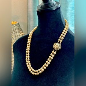 Lovely vintage double strand faux Pearl champagne 18” necklace w/Bee clasp